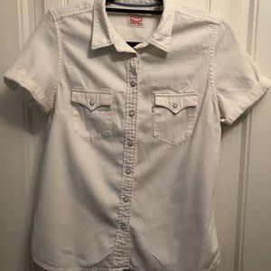 2/$40 item. White Levi’s short sleeve button up shirt. Hardly wore. Sz medium.